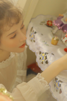 二次元女生开襟开叉裙穿搭壁纸