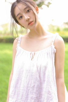 两个男人吮她的花蒂和奶水视频